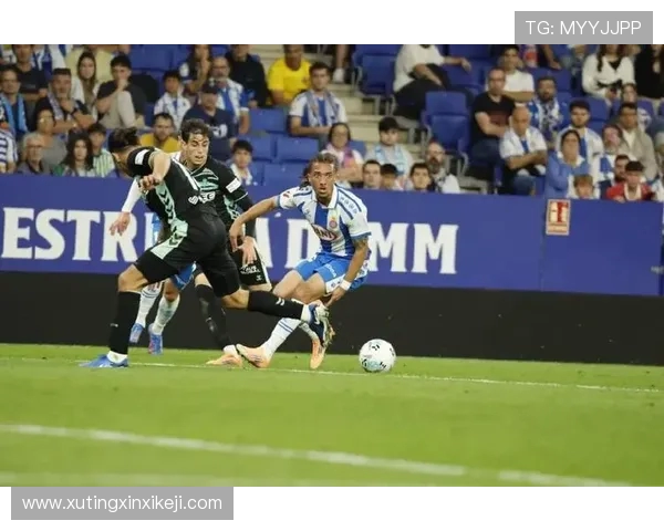 阿斯报道：西班牙人贝蒂斯比赛因球迷杂物暂停 巴萨德比或面临空场措施